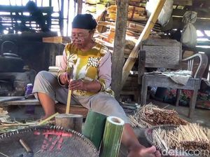 Kisah Emak-emak di Kutawaringin Bandung Tekuni Produksi Tusuk Satai
