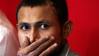 Itu menjadi penampakan perdananya usai mengalami insiden disiram air keras oleh orang tak dikenal bulan lalu. (Foto: Hasnoor Hussain/REUTERS)