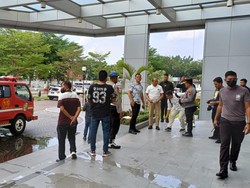 Panel Listrik BRK Syariah di Pekanbaru Terbakar, Pegawai Berhamburan Keluar