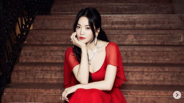 7 Gaya Song Hye Kyo Bergaun Merah di Acara Chaumet, Ketemu Cha Eun Woo