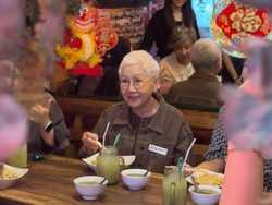 Ini Reaksi Amah How to Make Millions Before Grandma Dies saat Cicip Bakmi di Jakarta