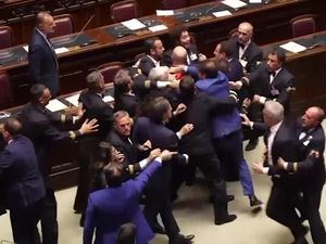 Rapat Parlemen Italia Rusuh, Anggota DPR Berkelahi dan Saling Dorong