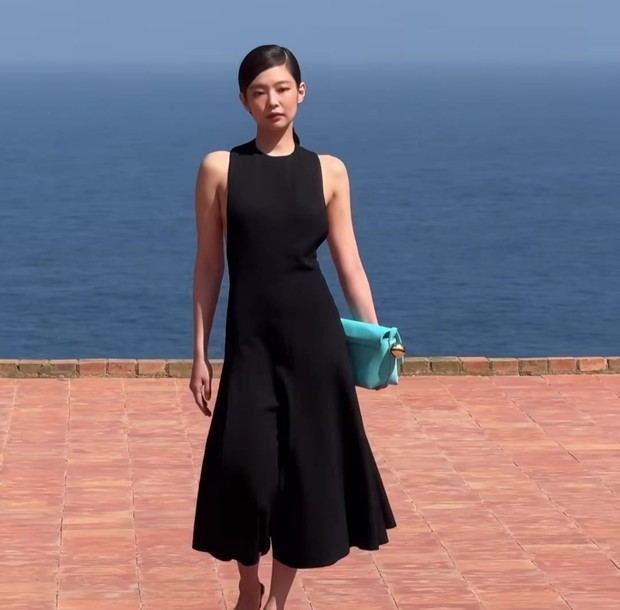Jennie dalam fashion show Jacquemus (Foto: Instagram @jennierubyjane)