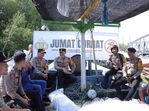 Polres Lamongan Gelar Jumat Curhat Bersama Pak Bhabin di Pelabuhan Sedayu Polres Lamongan Gelar Jumat Curhat Bersama Pak Bhabin di Pelabuhan Sedayu