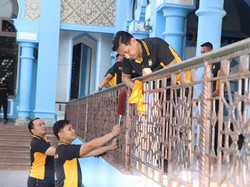 Polisi di Tuban Bersih-bersih Tempat Ibadah hingga Bagikan 1.000 Bansos