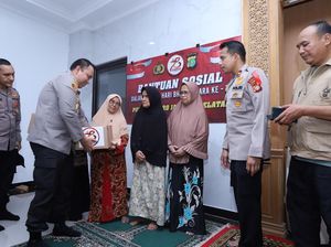 Sambut Hari Bhayangkara Ke-78, Kapolres Jaksel Bagikan Bansos ke Warga Mampang Sambut Hari Bhayangkara Ke-78, Kapolres Jaksel Bagikan Bansos ke Warga Mampang