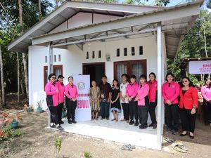 Ketua Umum Bhayangkari Bedah Rumah dan Gereja di Nias Utara