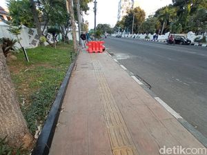Sempat Rusak, Trotoar Disabilitas di Kota Cirebon Kembali Mulus