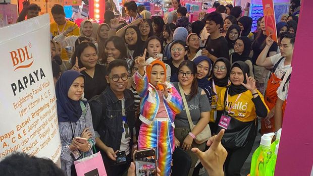 Lolipop yang indah Selebgram Lolly Yunyu bikin heboh.