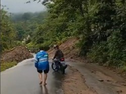 2 Longsor di Jalan Poros Pendopo-Tebing Tinggi Empat Lawang Ganggu Lalin