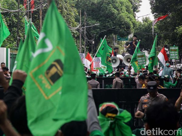Massa Pro dan Kontra Mardiono Berunjuk Rasa di DPP PPP