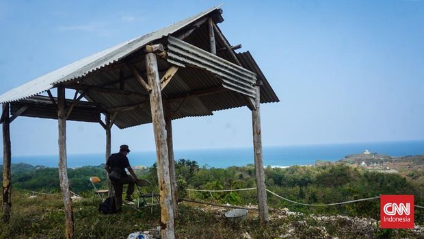 Lokasi pembangunan beach club di Pantai Krakal, Ngestirejo, Tanjungsari, Gunungkidul, DIY menjadi sorotan usai muncul petisi penolakan atas proyek nan sempat diikuti selebritas Raffi Ahmad tersebut. (CNN Indonesia/ Tunggul Damarjati)