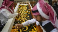 Melihat Penyulaman Kiswah Kabah di Makkah