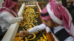 Melihat Penyulaman Kiswah Kabah di Makkah