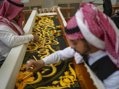 Melihat Penyulaman Kiswah Kabah di Makkah
