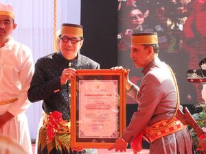 Menkumham Yasonna Laoly Terima Gelar Adat dari Dewan Adat Kerajaan Gowa