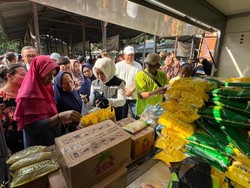 Momen Bupati Mojokerto Layani Pembeli di Pasar Murah Jelang Idul Adha