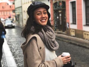 Gaya Nabila Sudiro saat Hangout dan Kulineran di Luar Negeri