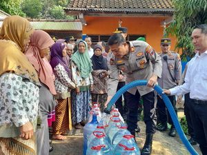 Polres Klaten Salurkan 10 Tangki Air Bersih ke Desa Terdampak Kemarau