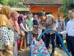 Polres Klaten Salurkan 10 Tangki Air Bersih ke Desa Terdampak Kemarau