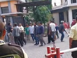 Sekelompok Pria Jebol Gerbang Kampus di Mojokerto, Polisi Turun Tangan