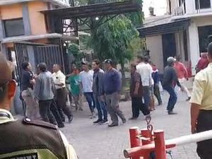 Sekelompok Pria Jebol Gerbang Kampus di Mojokerto, Polisi Turun Tangan Sekelompok Pria Jebol Gerbang Kampus di Mojokerto, Polisi Turun Tangan