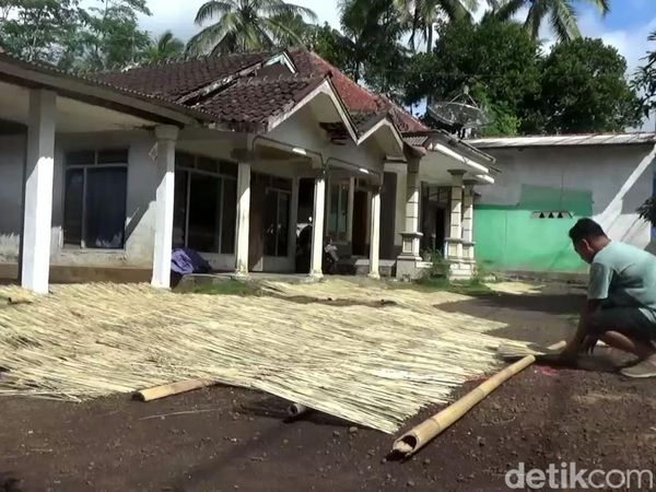 Jelang Idul Adha Perajin Tusuk Sate  di Lumajang Kebanjiran Pesanan
