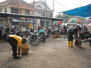 Polres-Forkopimda Probolinggo Bersih-bersih Pasar Jelang Hari Bhayangkara