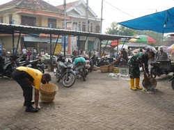 Polres-Forkopimda Probolinggo Bersih-bersih Pasar Jelang Hari Bhayangkara