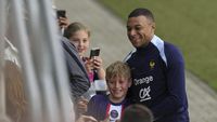 Potret Ramah Mbappe Sapa Pendukung Timnas Prancis Usai Latihan