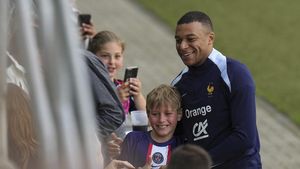 Potret Ramah Mbappe Sapa Pendukung Timnas Prancis Usai Latihan