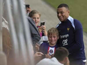 Potret Ramah Mbappe Sapa Pendukung Timnas Prancis Usai Latihan