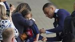 Potret Ramah Mbappe Sapa Pendukung Timnas Prancis Usai Latihan
