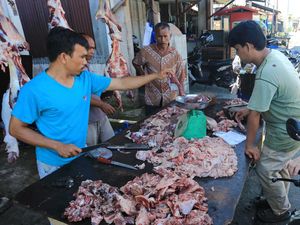 Pedagang Daging di Aceh Ramai Pembeli Jelang Tradisi Meugang Idul Adha Pedagang Daging di Aceh Ramai Pembeli Jelang Tradisi Meugang Idul Adha