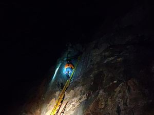 Tersesat Saat Gembala Kambing di Gunung, Bocah 8 Tahun Ditemukan di Atas Tebing Tersesat Saat Gembala Kambing di Gunung, Bocah 8 Tahun Ditemukan di Atas Tebing