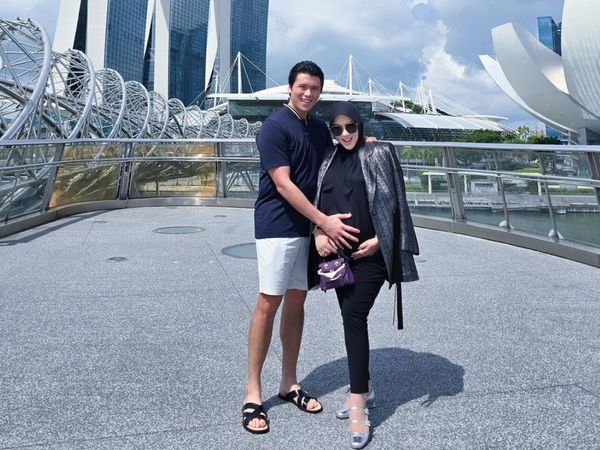 Foto Syahrini di Singapura Dengan Baby Bump Makin Besar, Tenteng Tas Rp 2,2 M