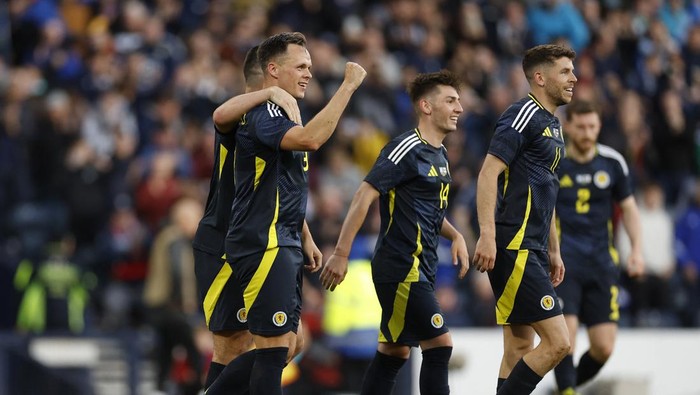 Soccer Football - International Friendly - Scotland v Finland - Hampden Park, Glasgow, Scotland, Britain - June 7, 2024 Scotlands Lawrence Shankland celebrates scoring their second goal with teammates Action Images via Reuters/Jason Cairnduff