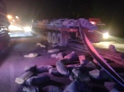 Truk Nangkring di Tengah Median Jalan Lamongan, Muatan Semen Berceceran