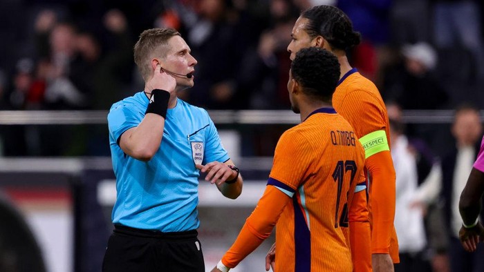 FRANKFURT AM MAIN, GERMANY - MARCH 26: referee Espen Eskas of Norway, Quinten Timber of Netherlands, Virgil van Dijk of Netherlands during the friendly match between Germany and Netherlands at Deutsche Bank Park on March 26, 2024 in Frankfurt am Main, Germany. (Photo by NESimages/Geert van Erven/DeFodi Images via Getty Images)