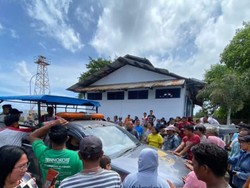 Korban Erupsi Gunung Ruang Geruduk Gudang Logistik, Desak Bantuan Disalurkan