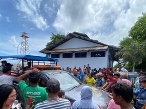 Korban Erupsi Gunung Ruang Geruduk Gudang Logistik, Desak Bantuan Disalurkan Korban Erupsi Gunung Ruang Geruduk Gudang Logistik, Desak Bantuan Disalurkan