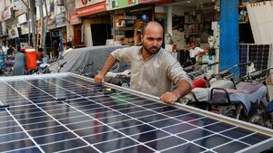 Warga Pakistan Beralih ke Panel Surya gegara Mati Listrik 14 Jam Sehari