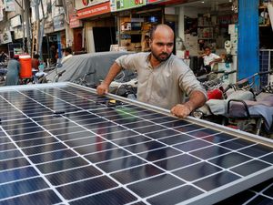 Warga Pakistan Beralih ke Panel Surya gegara Mati Listrik 14 Jam Sehari