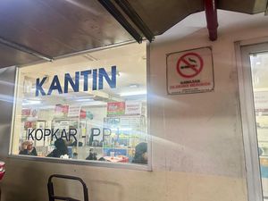 5 Kantin Karyawan di Mall Mewah Jakarta, Harga Menunya Merakyat! 5 Kantin Karyawan di Mall Mewah Jakarta, Harga Menunya Merakyat!