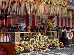 Pakai Baju Biru dan Udeng, AHY Buka Pesta Kesenian Bali ke-46