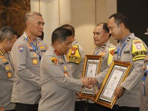 Kapolda Metro Beri Penghargaan Bhabikamtibmas Polres Soetta