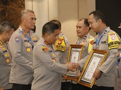 Kapolda Metro Beri Penghargaan Bhabikamtibmas Polres Soetta