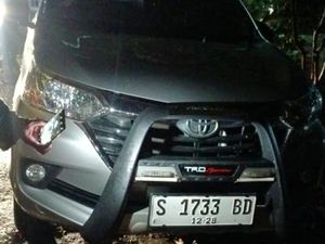 Angin Kencang Landa Bojonegoro, Atap Rumah Terbang-Mobil Rusak Tertimpa Pohon Angin Kencang Landa Bojonegoro, Atap Rumah Terbang-Mobil Rusak Tertimpa Pohon