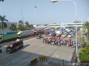 Libur Idul Adha, Antrean Kendaraan Keluar Bali Padat di Pelabuhan Gilimanuk