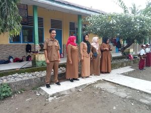 Guru Honorer yang Pukul Siswa Pakai Rotan Sudah Mengabdi di Sekolah 15 Tahun Guru Honorer yang Pukul Siswa Pakai Rotan Sudah Mengabdi di Sekolah 15 Tahun